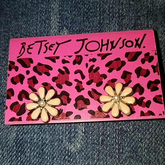 Betsey Johnson Jewelry - Betsey Johnson pale pink daisy stud earrings